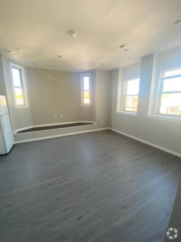 Building Photo - 4900 Unruh Ave