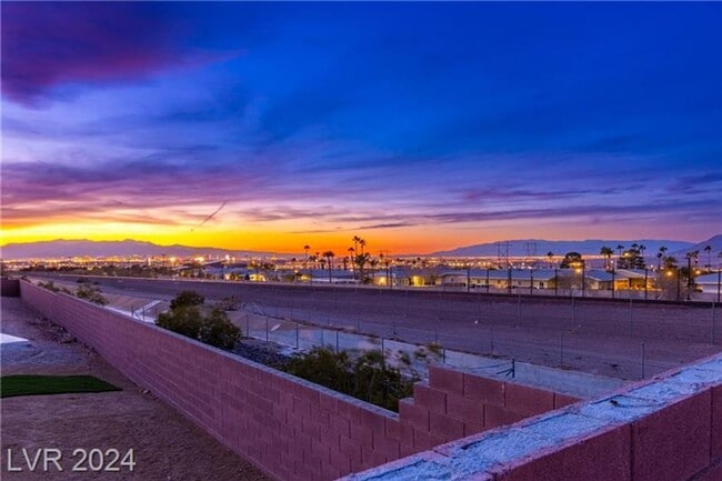 Building Photo - Elevated Desert Living with Strip & Mountain Views – Fully Furnished 6-Bedroom Retreat!