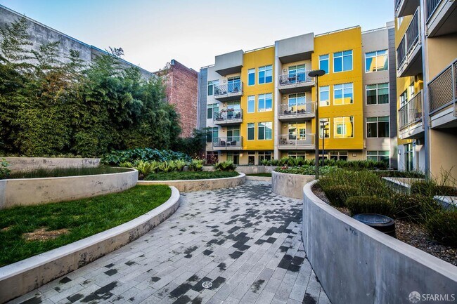 Building Photo - 2655 Bush St