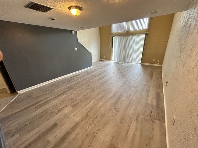 Building Photo - 6901 Lagoon Dr