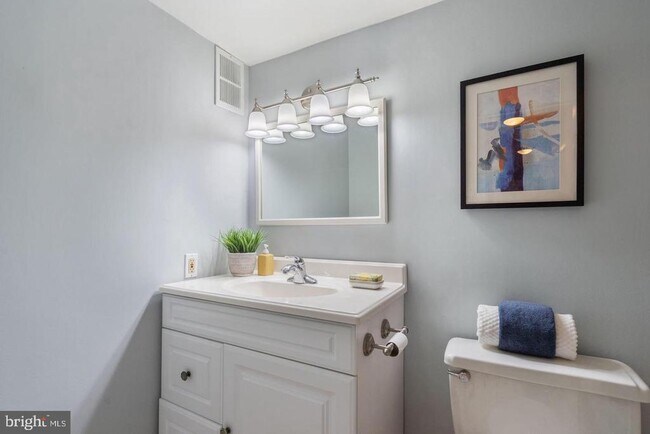 Building Photo - 3001 Veazey Terrace NW