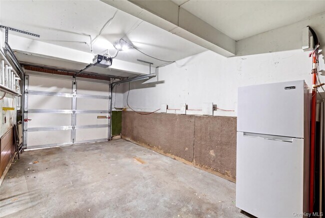 Building Photo - 14 Oak Dr