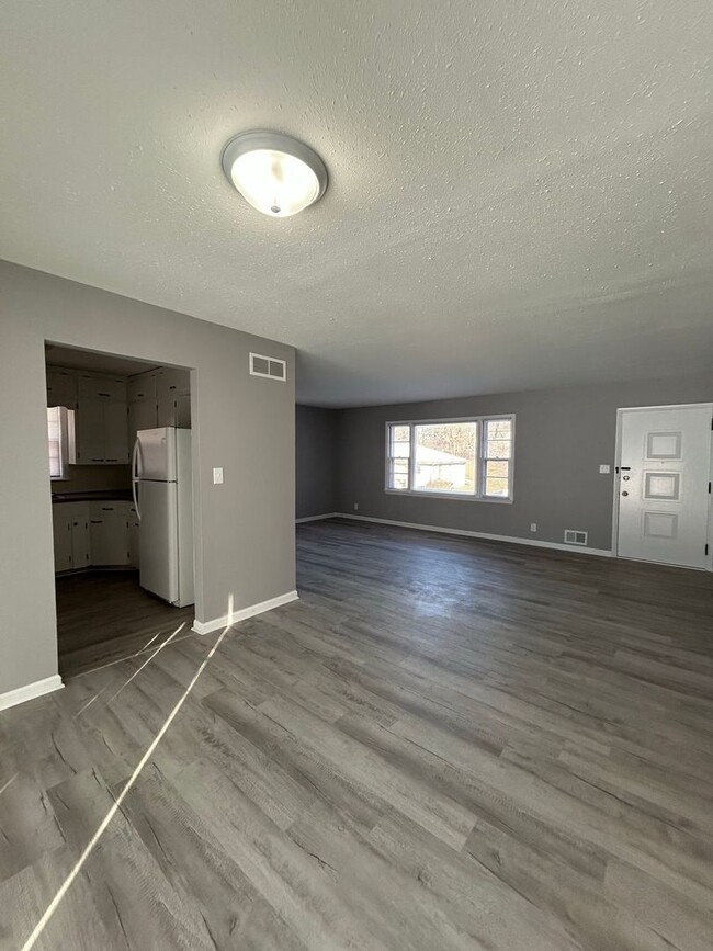 Building Photo - Charming 2 Bed, 2 Bath Home with New Updat...