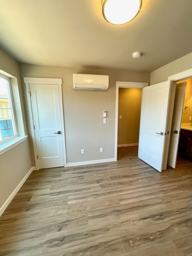 Building Photo - Jennifer Triplex - 61525-JENN-00