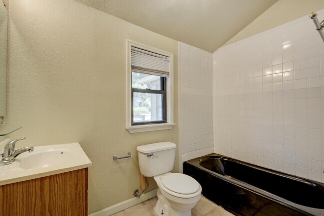 Building Photo - 4405 Barrow Ave