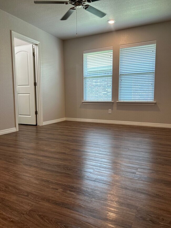 Building Photo - SUMMER MOVE IN SPECIAL