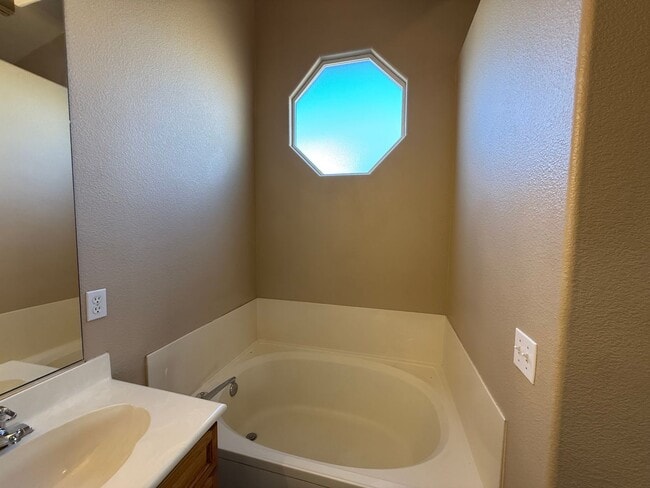 Building Photo - Single Story 4-bedroom home in Sylvan Scho...