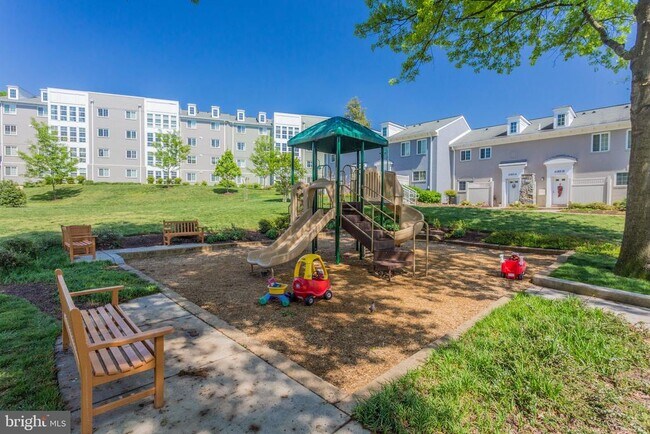 Building Photo - 4067 S Four Mile Run Dr
