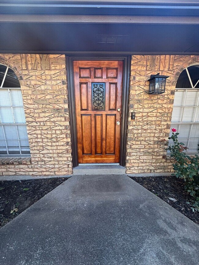 Building Photo - Spacious 3 bedroom, 2 bathroom home availa...