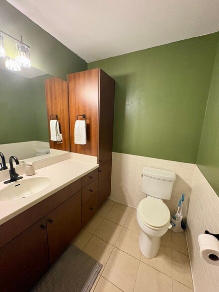 Fresh painted bathroom - 200 Manufacturers Rd