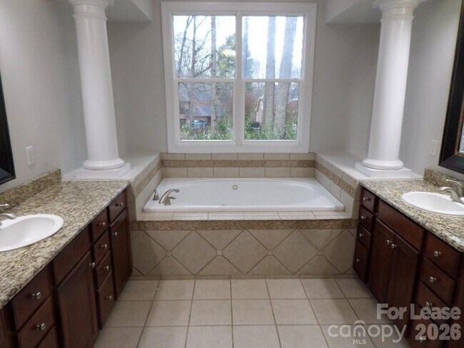 Building Photo - 421 Greenbay Rd