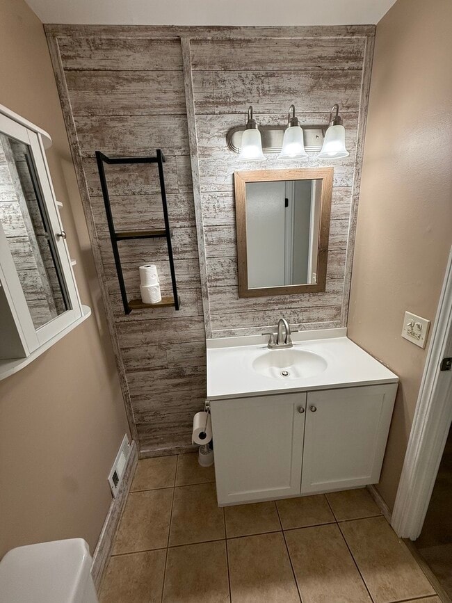 Building Photo - 6000 Oakwood Dr