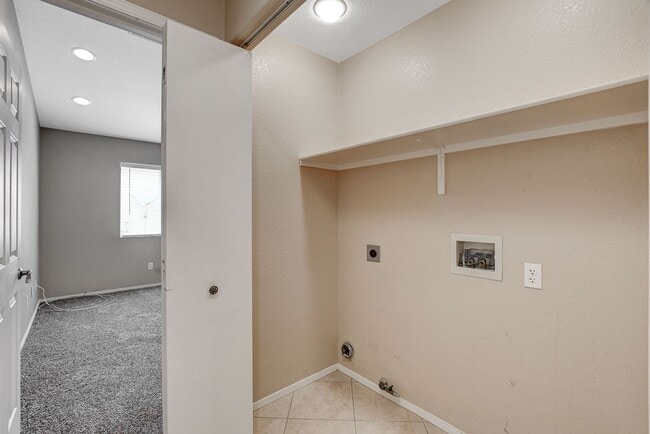 Building Photo - Adorable single story in a gated community!