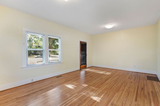 Building Photo - 2 Bedroom 1 Bath Duplex