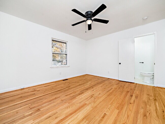 Building Photo - "Charming 3-Bed Home with Gleaming Hardwood Floors on Sheffield Road!"