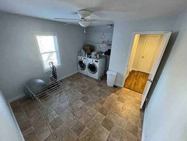 Building Photo - 4 bed/3bath-University Elementary School/I...