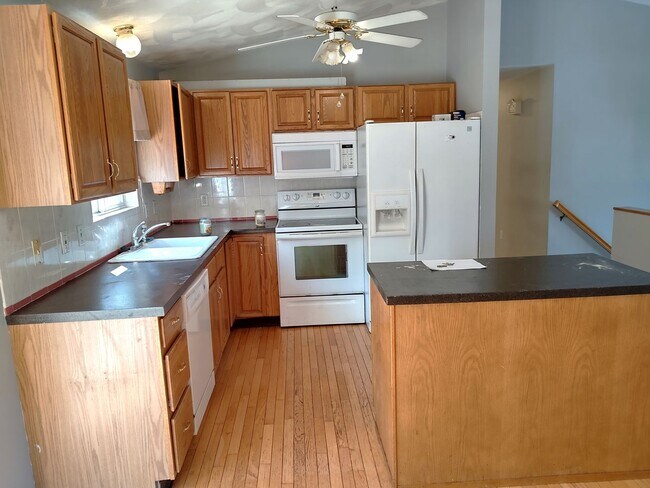 Building Photo - ****Cranston West/Stonehill - Single Famil...