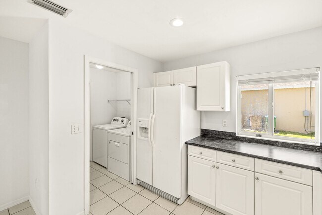 Building Photo - 3 Bed 2 Bath Pool Home