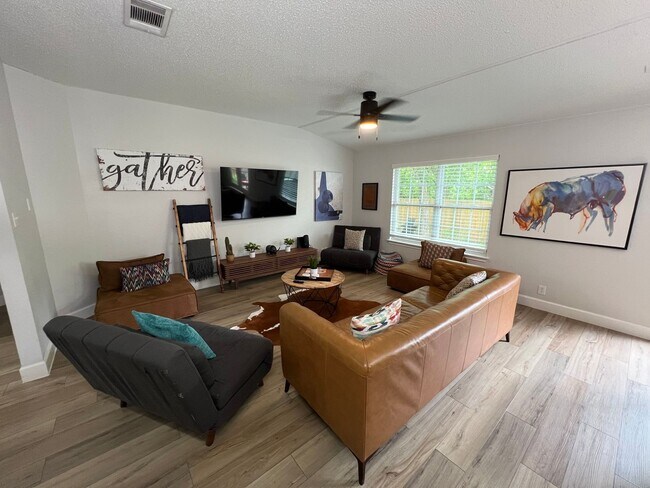 Building Photo - PRELEASING FOR MID JANUARY!  3 bedroom off...