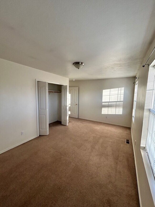 Building Photo - 3 Bedroom 2 Bathroom Centrally Located Tow...