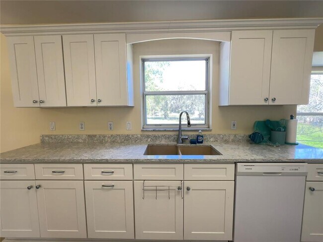 Building Photo - 5261 SE 15th Ave