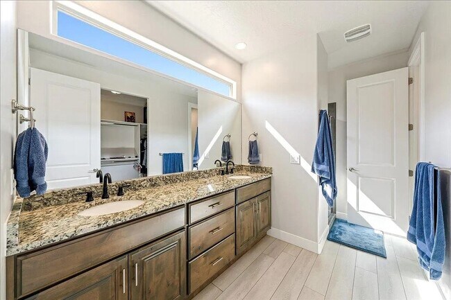Building Photo - Bright and Spacious 3 Bedroom Home in Wash...