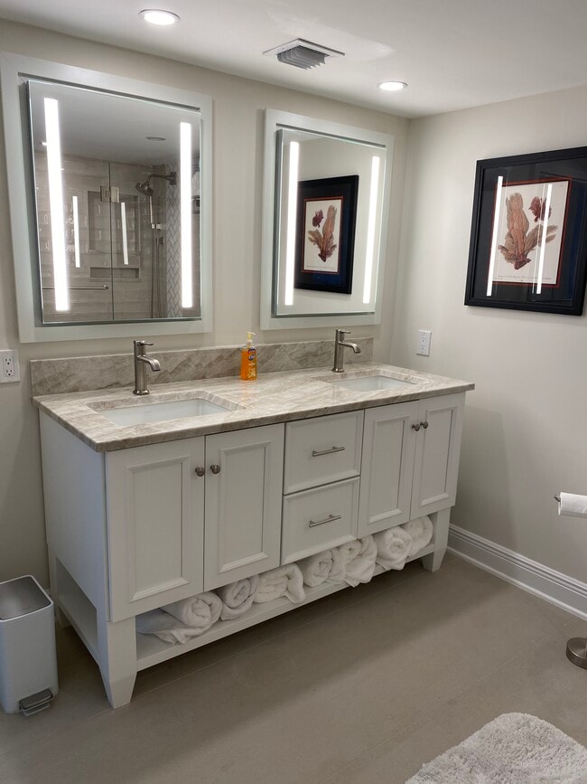 Primary en suite bath - 1620 S Ocean Blvd