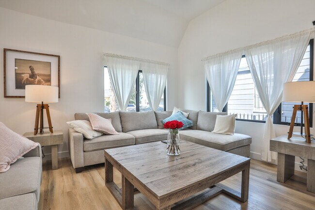 Building Photo - Fully Furnished 3BR Home in Long Beach W/ Appliances