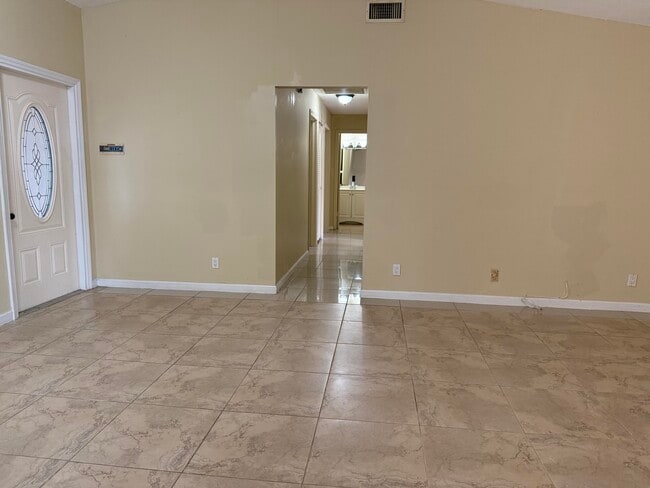 Building Photo - 4941 Marbella Rd N