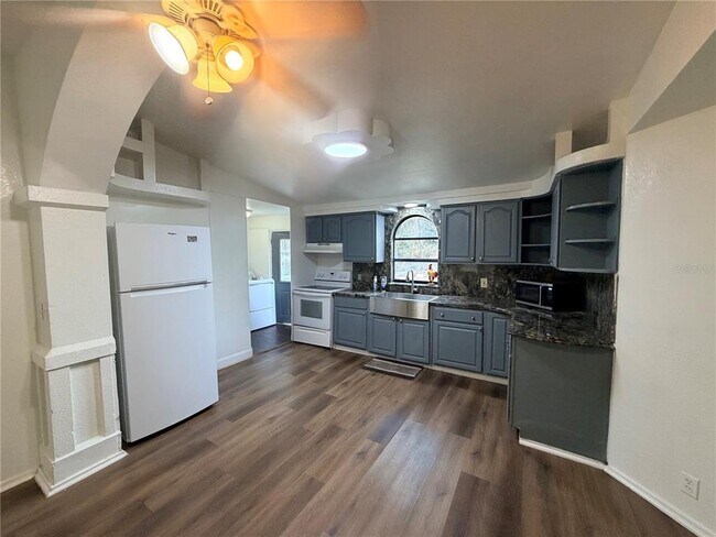 Building Photo - 5195 Countryside Ct