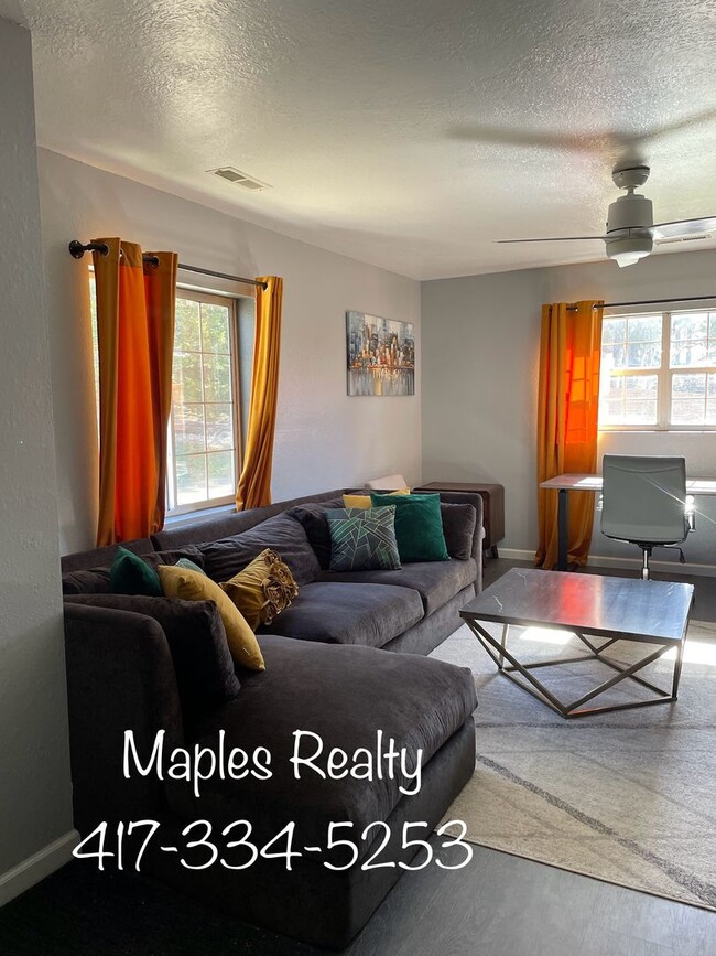 Building Photo - 4 bedroom, 2 bath furnished HOUSE in the H...