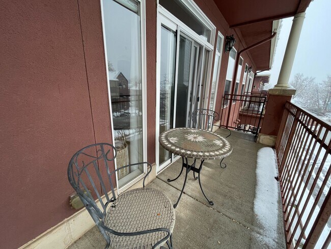 Outdoor wraparound balcony (second side) - 2100 N Humboldt St