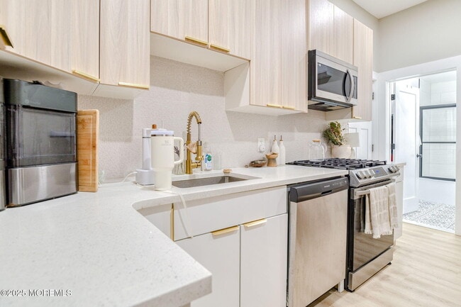 Building Photo - 308 7th Ave