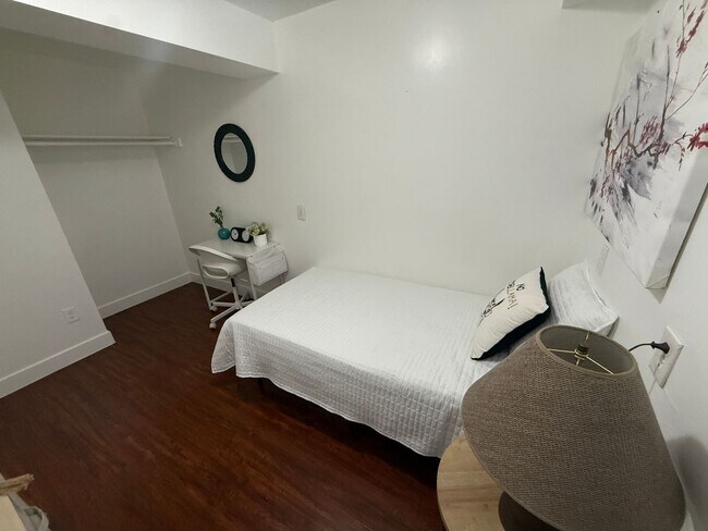 Building Photo - Affordable Private Girl room Downtown - Top Floor and Furnished