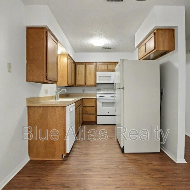 Building Photo - 7016 Lincoln Dr