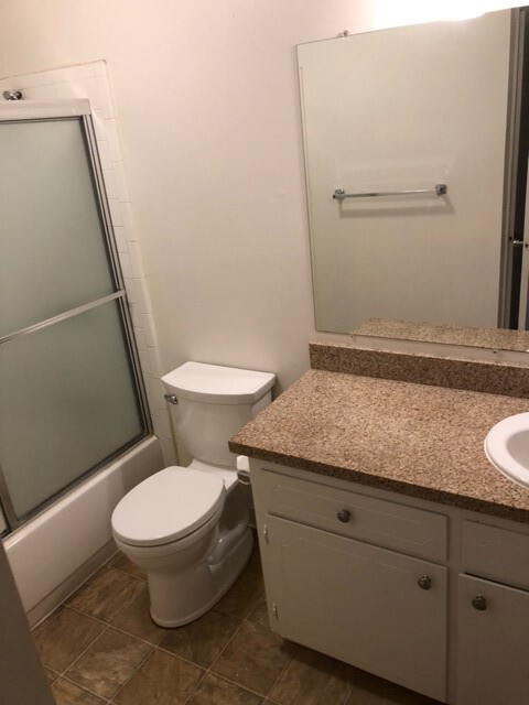 Tub/Shower Bathroom - 889 Alice St