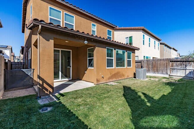 Building Photo - Charming Riverstone Home with Spacious Kitchen Island & Private Backyard & Solar