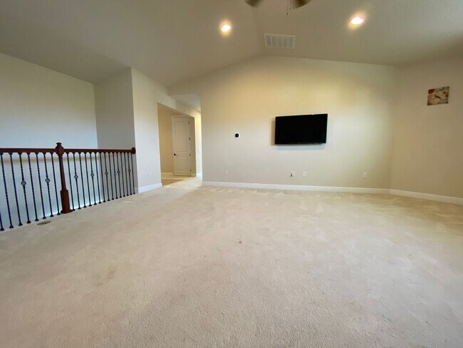 Building Photo - Exquisite 6-Bedroom Estate with Private Po...