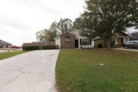 Building Photo - Beautifully updated 3 bedroom 2 bath home in Orange Park .