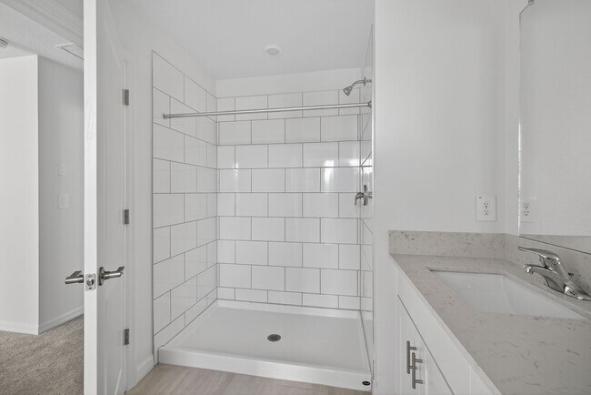 Building Photo - Brand New 6-Bed Available Now!