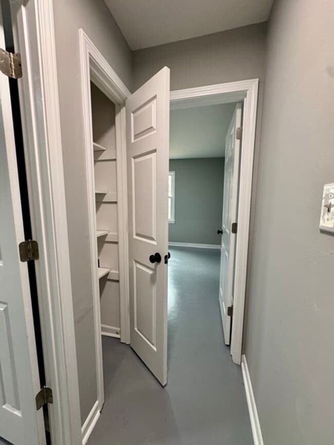 Building Photo - Freshly Remodeled & Move-In Ready!