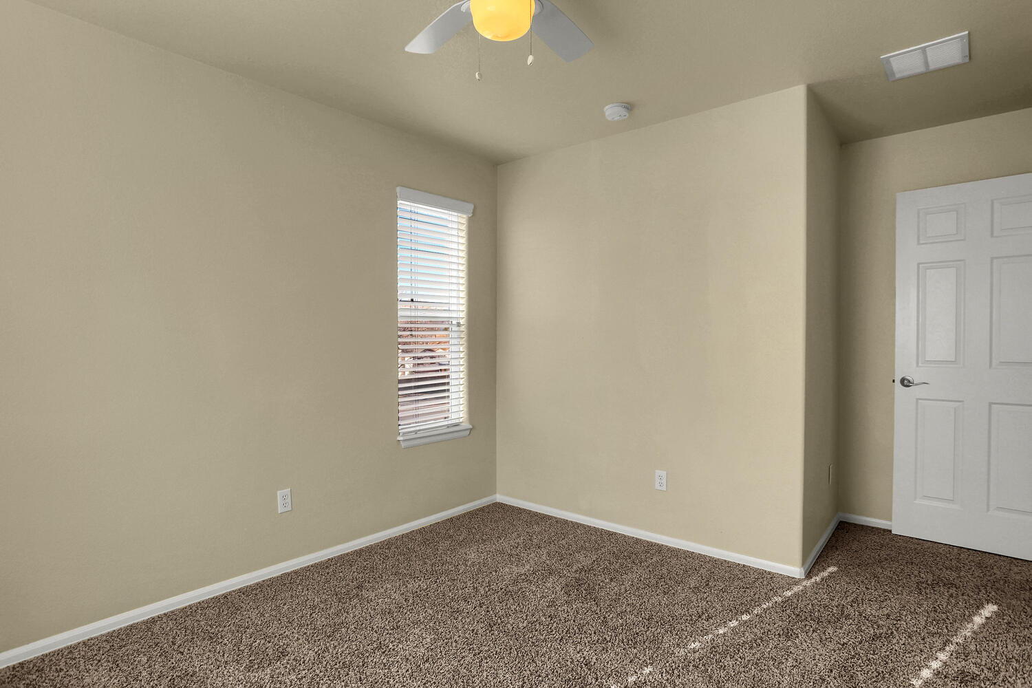 Building Photo - Open Concept Townhome in Excellent Conditi...