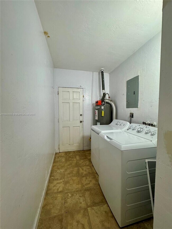 Building Photo - 2100 NE 173rd St
