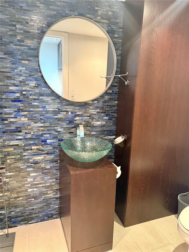 Building Photo - 540 Brickell Key Dr