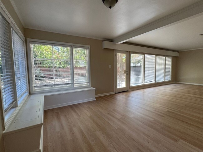 Building Photo - 1220 W Benjamin Holt Dr