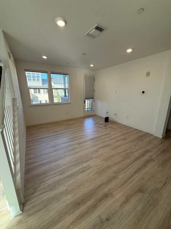 Building Photo - MODERN SMART CONDO IN DESIREABLE COMMUNITY