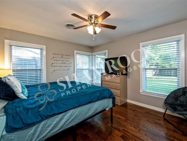 Building Photo - Beautifully Updated 3/2 Home in Prime Location