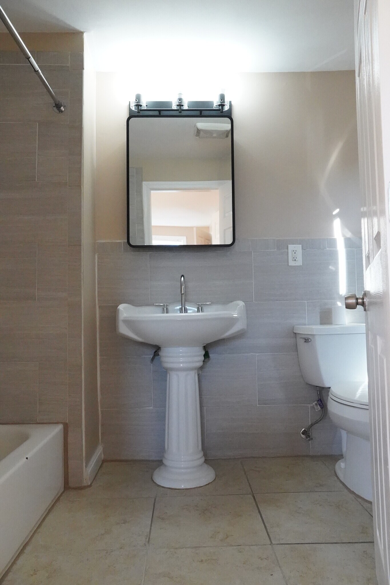 Building Photo - 14 School St