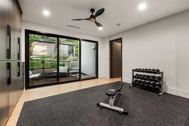 Building Photo - 4280 Shorecrest Dr