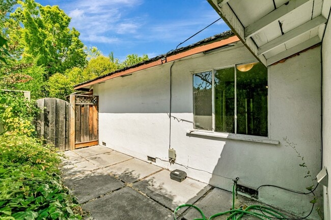 Building Photo - Classic Ranch Style Home in Top School Dis...